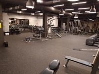 Заливка нивилирующей смеси и укладка резинового рулонного покрытия -255м2